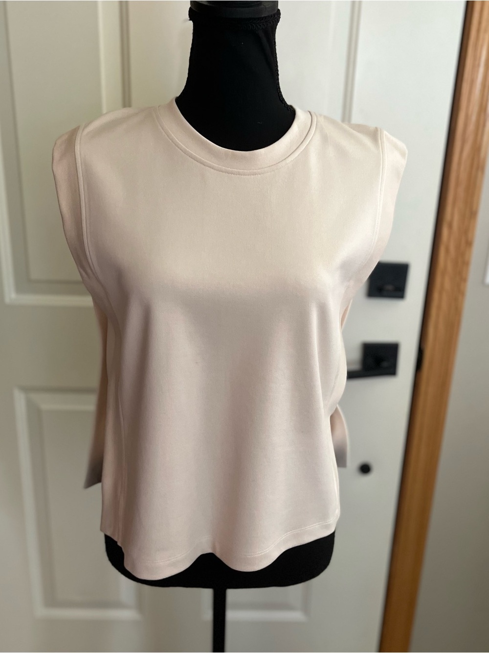 Women’s Evereve beige pull over sleeveless scuba knit crew neck shirt top. XS
